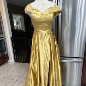 New Yishaer yellow gold gown size 2 prom